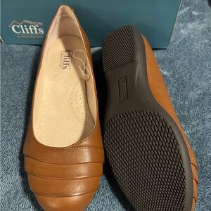 Cliffs by White Mountain Women's Tan Loafers